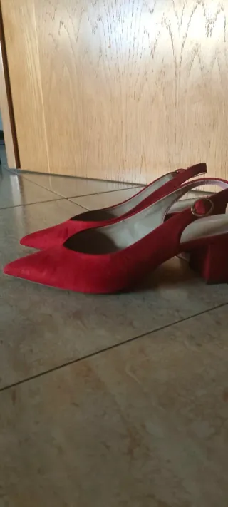 Zapatos rojos de tacón slingback