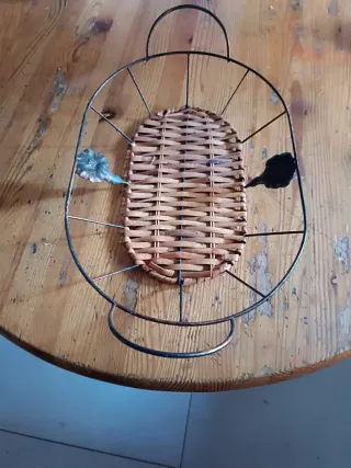 Cesta metálica con base de mimbre