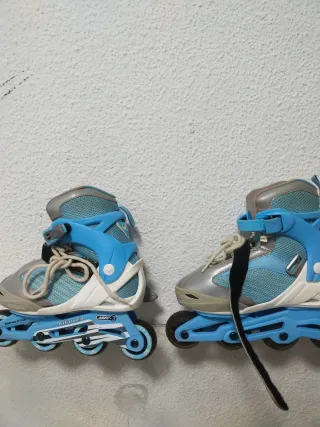 Patines en línea azules y plateados