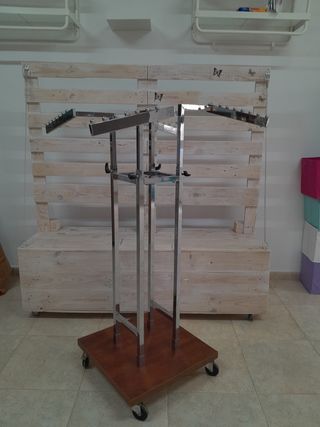 Perchero metálico cromado base madera