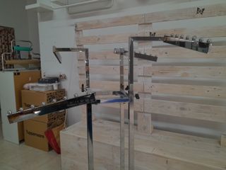 Perchero metálico cromado base madera