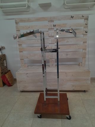 Perchero metálico cromado base madera