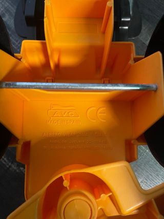 Excavadora de juguete amarilla