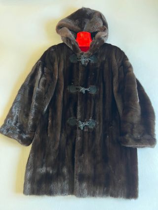 Abrigo de piel con capucha