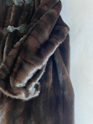 Abrigo de piel con capucha