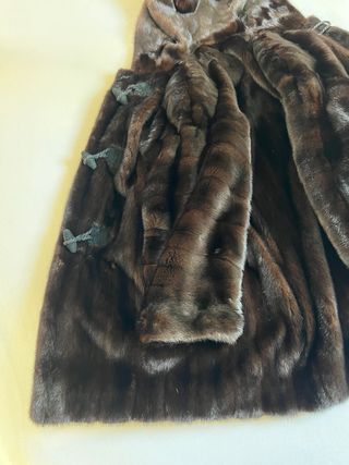 Abrigo de piel con capucha