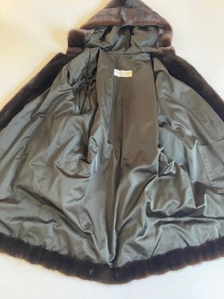 Abrigo de piel con capucha