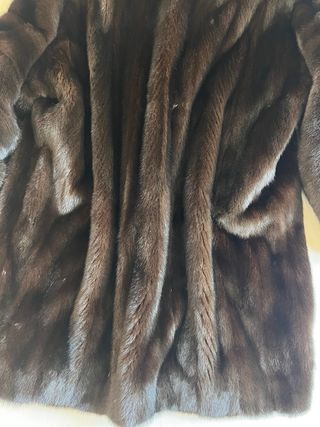 Abrigo de piel con capucha