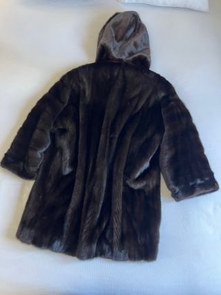 Abrigo de piel con capucha