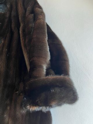 Abrigo de piel con capucha