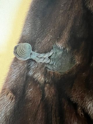 Abrigo de piel con capucha