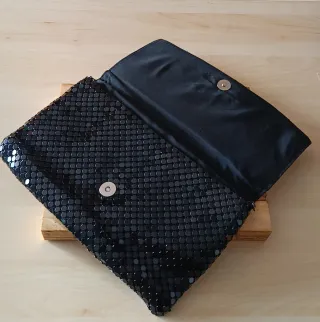 Bolso de mano negro con cadena