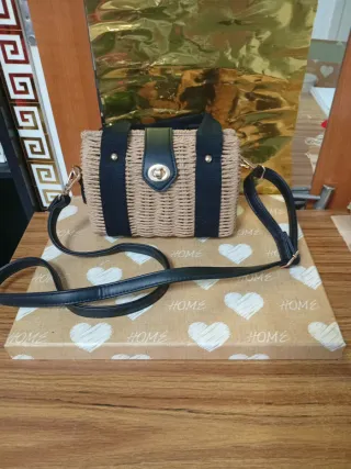 Bolso de mimbre crema con tiras negras