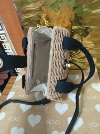 Bolso de mimbre crema con tiras negras