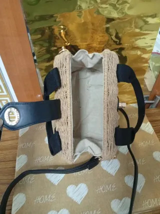 Bolso de mimbre crema con tiras negras