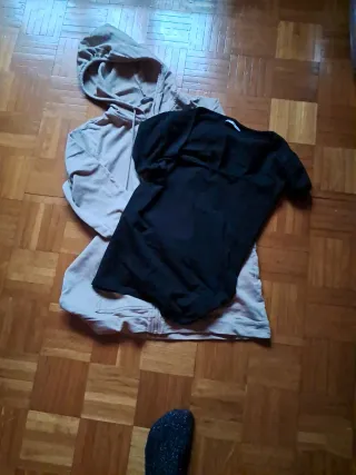 Felpa beige e maglietta nera