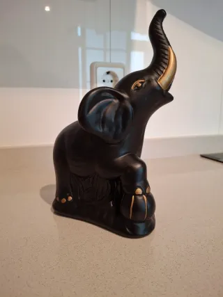 Figuras de elefantes negros y dorados