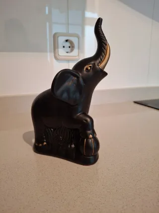 Figuras de elefantes negros y dorados