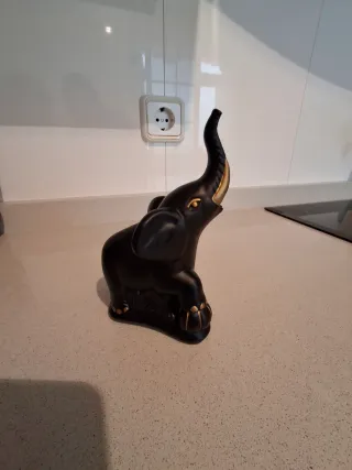 Figuras de elefantes negros y dorados