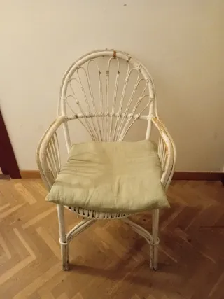 Silla de mimbre blanca con cojín