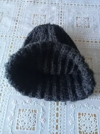 Gorro de lana gris tejido