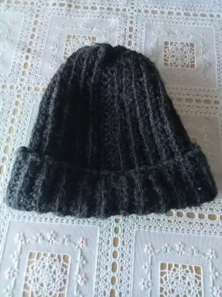 Gorro de lana gris tejido