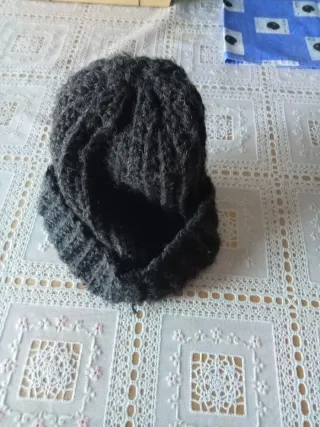 Gorro de lana gris tejido