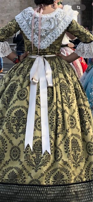 Traje de Fallera con Manteletas y Zapatos