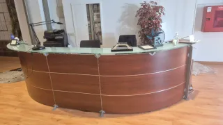 Recepción cristal y madera