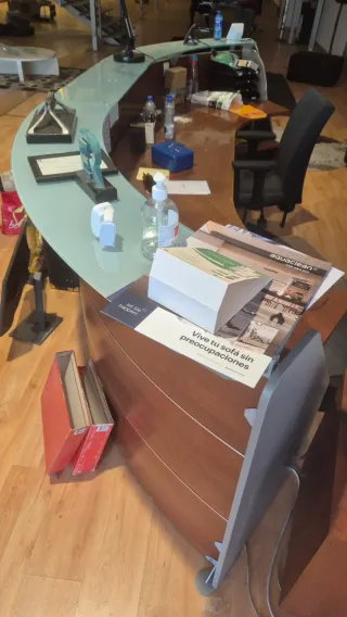 Recepción cristal y madera