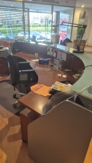 Recepción cristal y madera