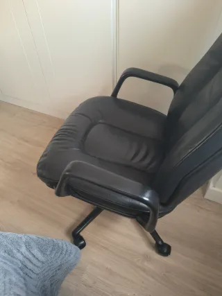 Silla de oficina de piel negra