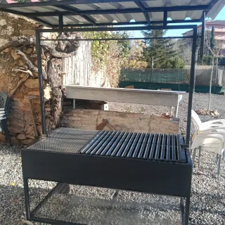 Barbacoa de metal negra