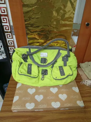 Bolso verde con múltiples bolsillos