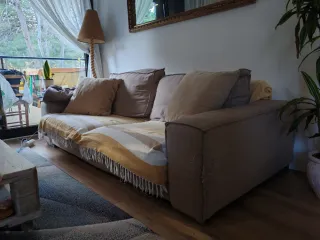 Sofá de tela beige y gris