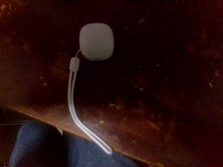 Auriculares inalámbricos blancos sin usar