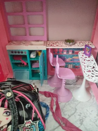 Casita Barbie con muñecas
