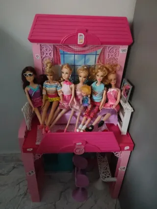 Casita Barbie con muñecas