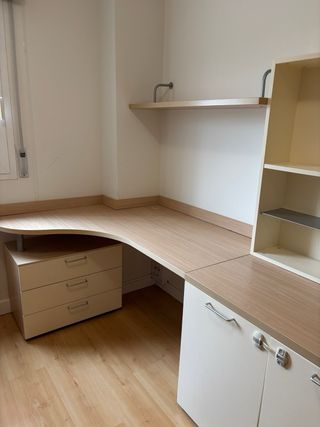 Escritorio modular beige y blanco