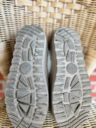 Zuecos de pelo marrones y blancos