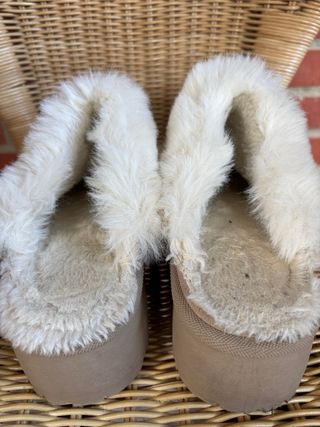 Zuecos de pelo marrones y blancos