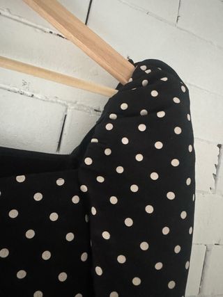 Camiseta negra con topos blancos