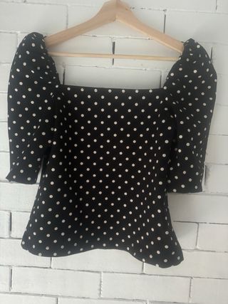 Camiseta negra con topos blancos