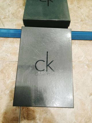 Zapato tacón cuero negro con topos