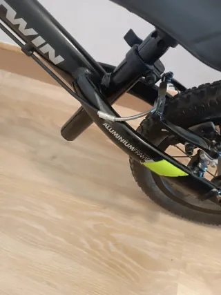 Bicicleta Btwin sin pedales con freno