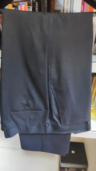 Traje de caballero gris oscuro