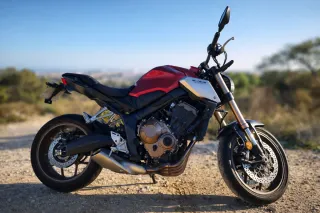 Honda CB650R Roja 18.000kms