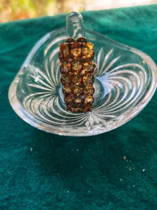 Anillo con cuentas marrones y doradas