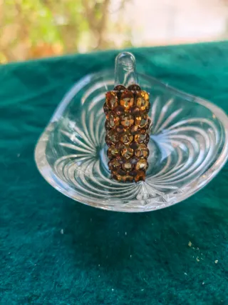 Anillo con cuentas marrones y doradas