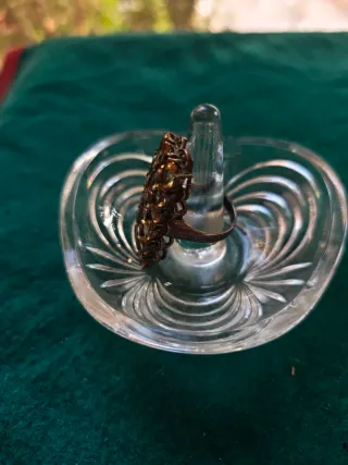 Anillo con cuentas marrones y doradas